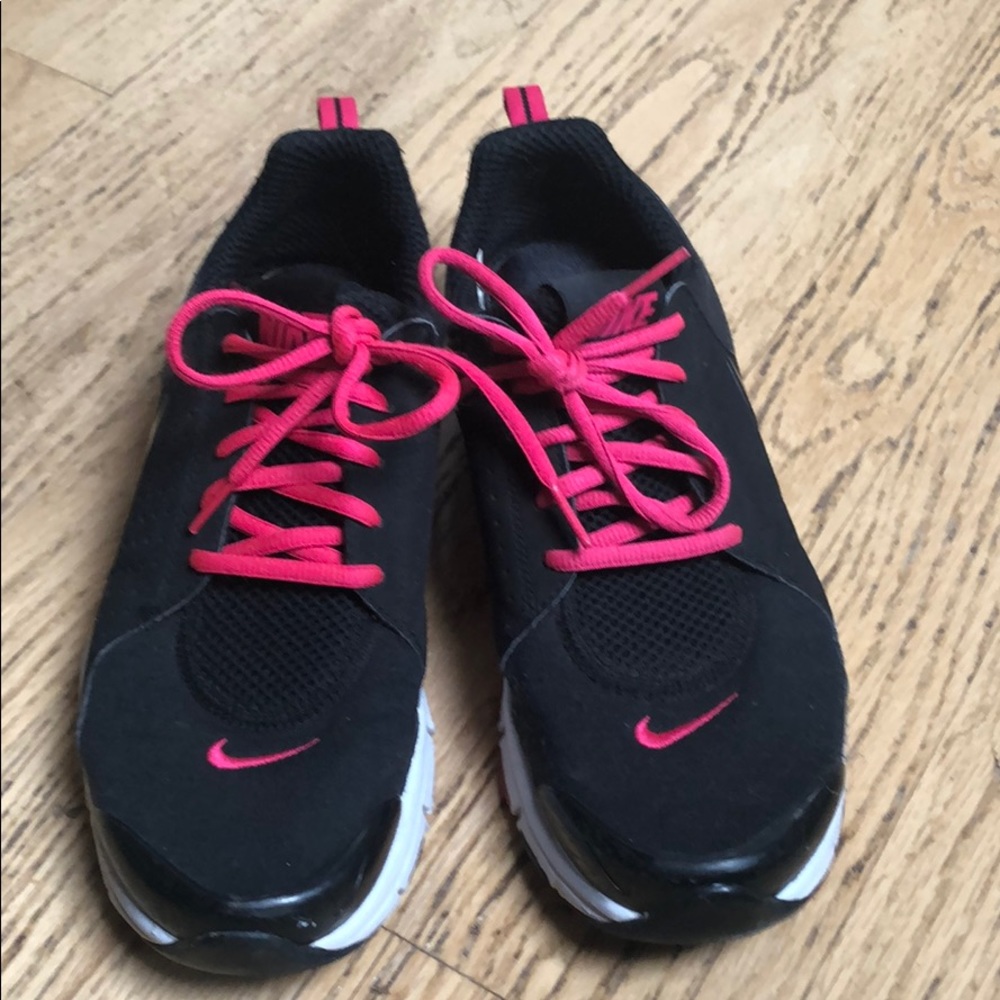 Woman’s Nike 8 In Season TR pink/blk